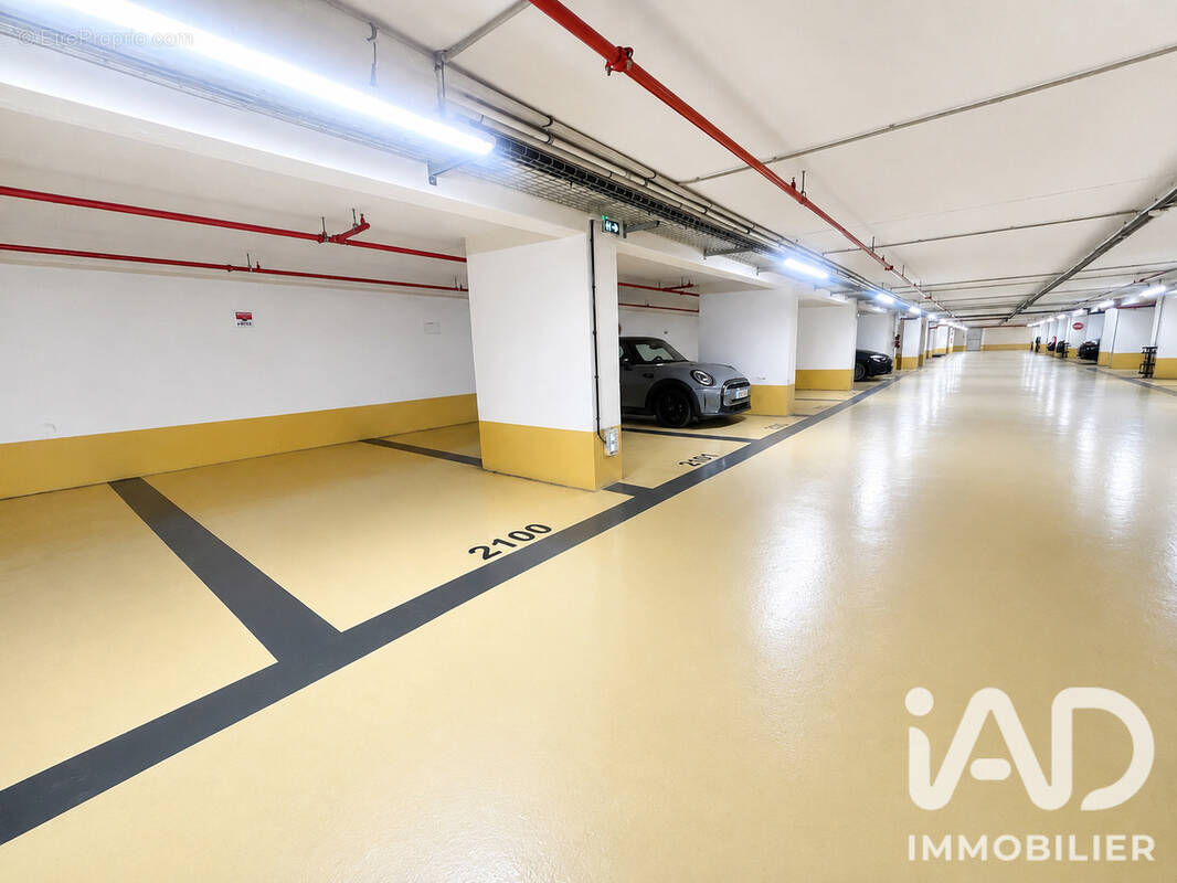 Photo 1 - Parking à COURBEVOIE