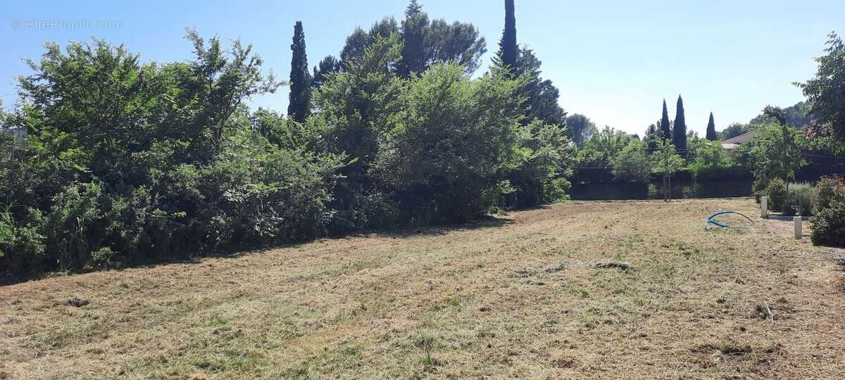 Terrain à PERNES-LES-FONTAINES