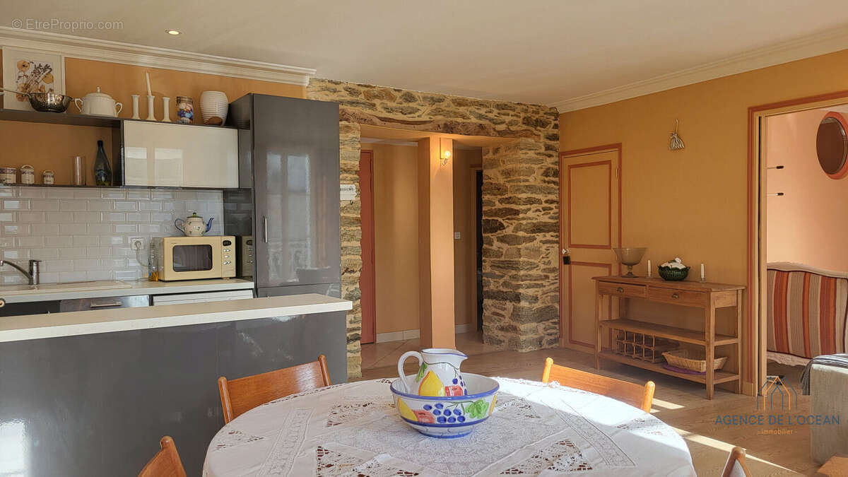 Appartement traversant à vendre à Le Palais - Lumière, vue et standing au coeur de Belle-Île-en-Mer - photo 4