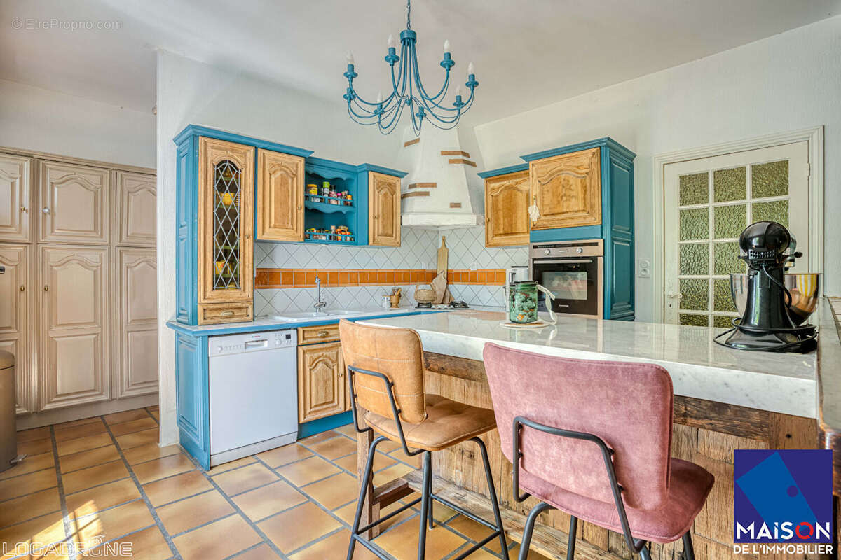 Sur les hauteurs de Villeneuve sur Lot, venez découvrir une charmante maison construite en 1975 d'environ 170m2 avec 3 chambres. - photo 11