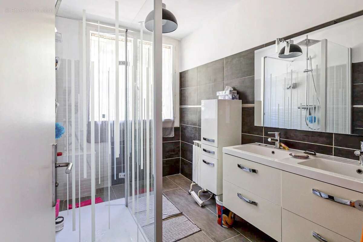 Maison à CHATEAUNEUF-GRASSE