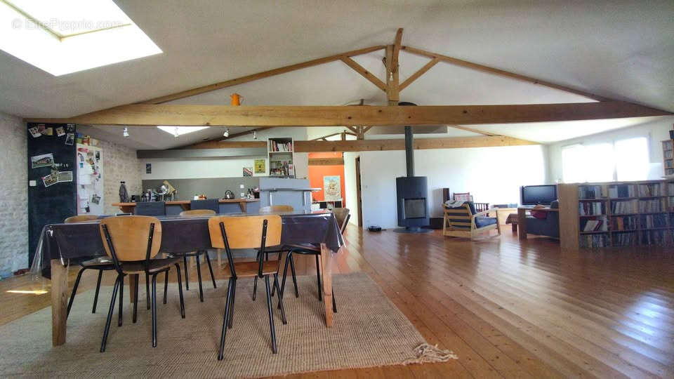 Maison Thaire 6 pièce(s) 236 m2  +  Garage 95 m² - photo 3