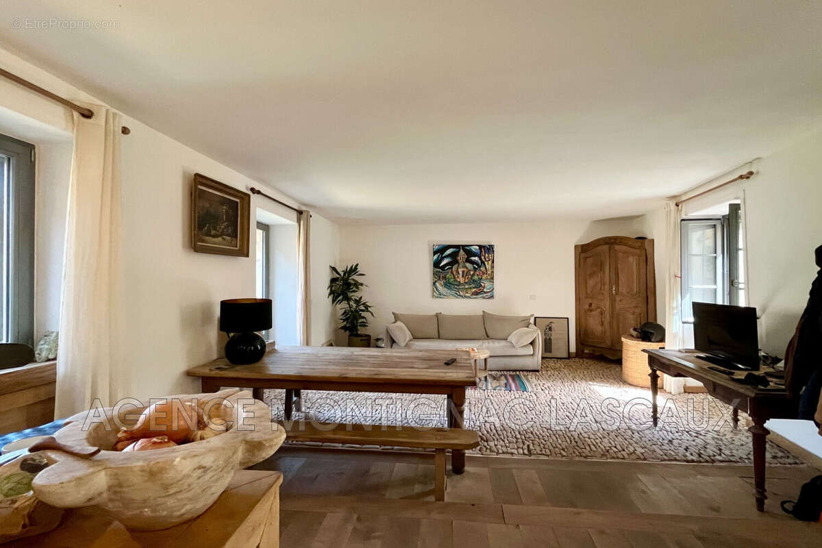 Maison à SAINT-LEON-SUR-VEZERE