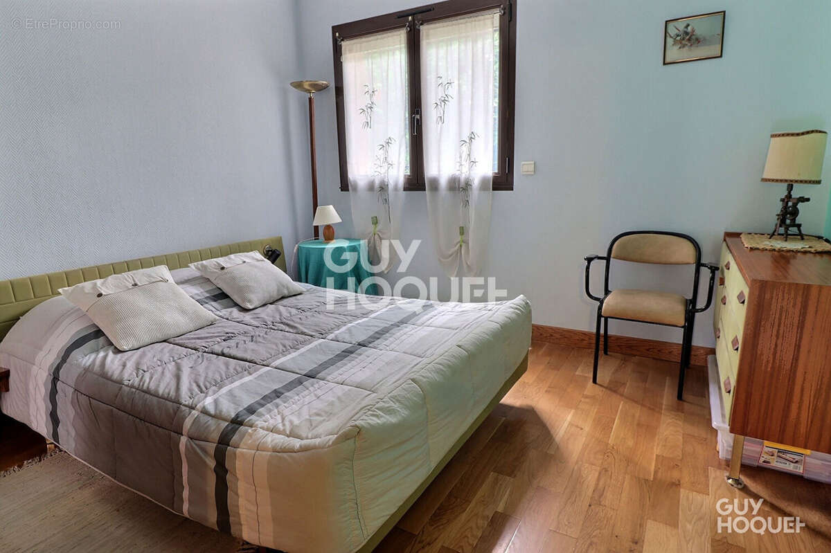 A VENDRE Villa Brétigny Sur Orge 11 pièces 247 m2 sur 1000 m² de terrain - photo 10