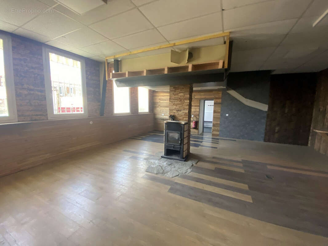 Commerce à CRAPONNE-SUR-ARZON