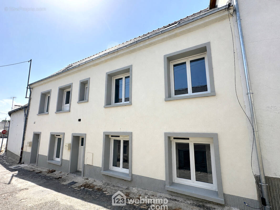 Immeuble situé au coeur de Mazé composé de 2 logements.