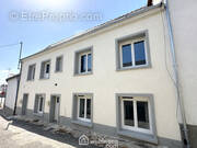 Immeuble situé au coeur de Mazé composé de 2 logements. - Appartement à MAZE
