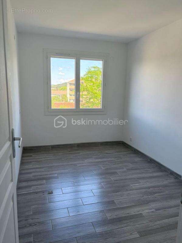 Appartement à BAGNOLS-SUR-CEZE