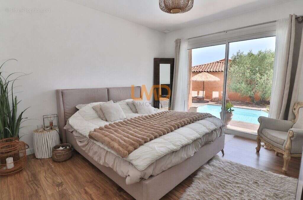 Saint Maximin: maison T5 + studio + dépendance - photo 12