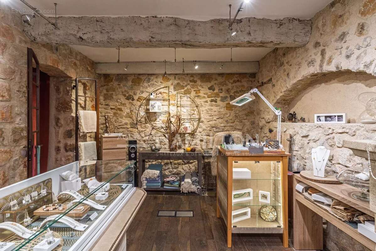 Commerce à VALBONNE