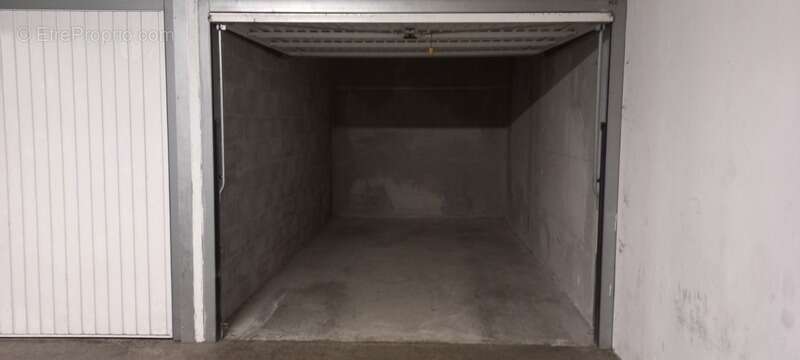 Parking à VALLAURIS