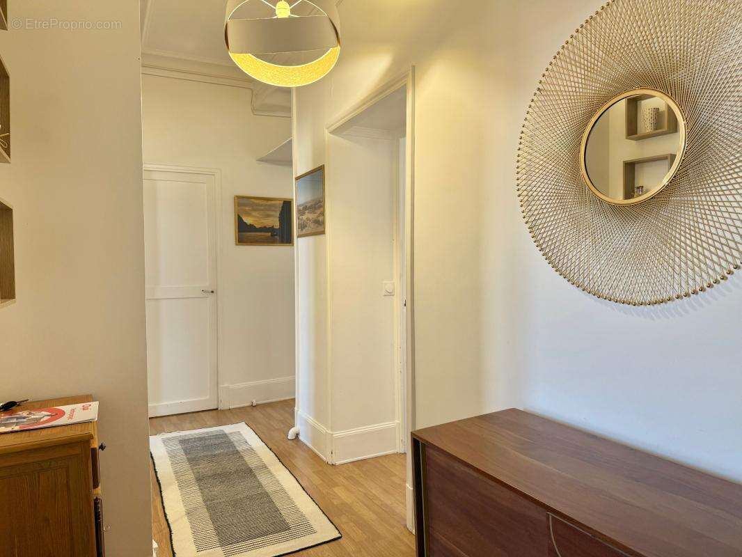 Appartement ancien T 4 - 89 m²- centre-ville - 2 chambres- Balcons, Cave - photo 5