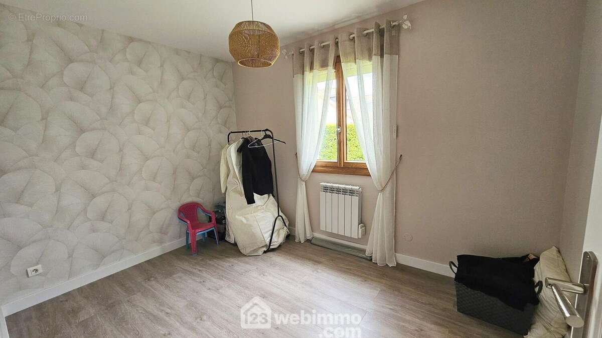 Au RDC, une chambre de 10 m² toute parquetée. - Maison à ONCY-SUR-ECOLE