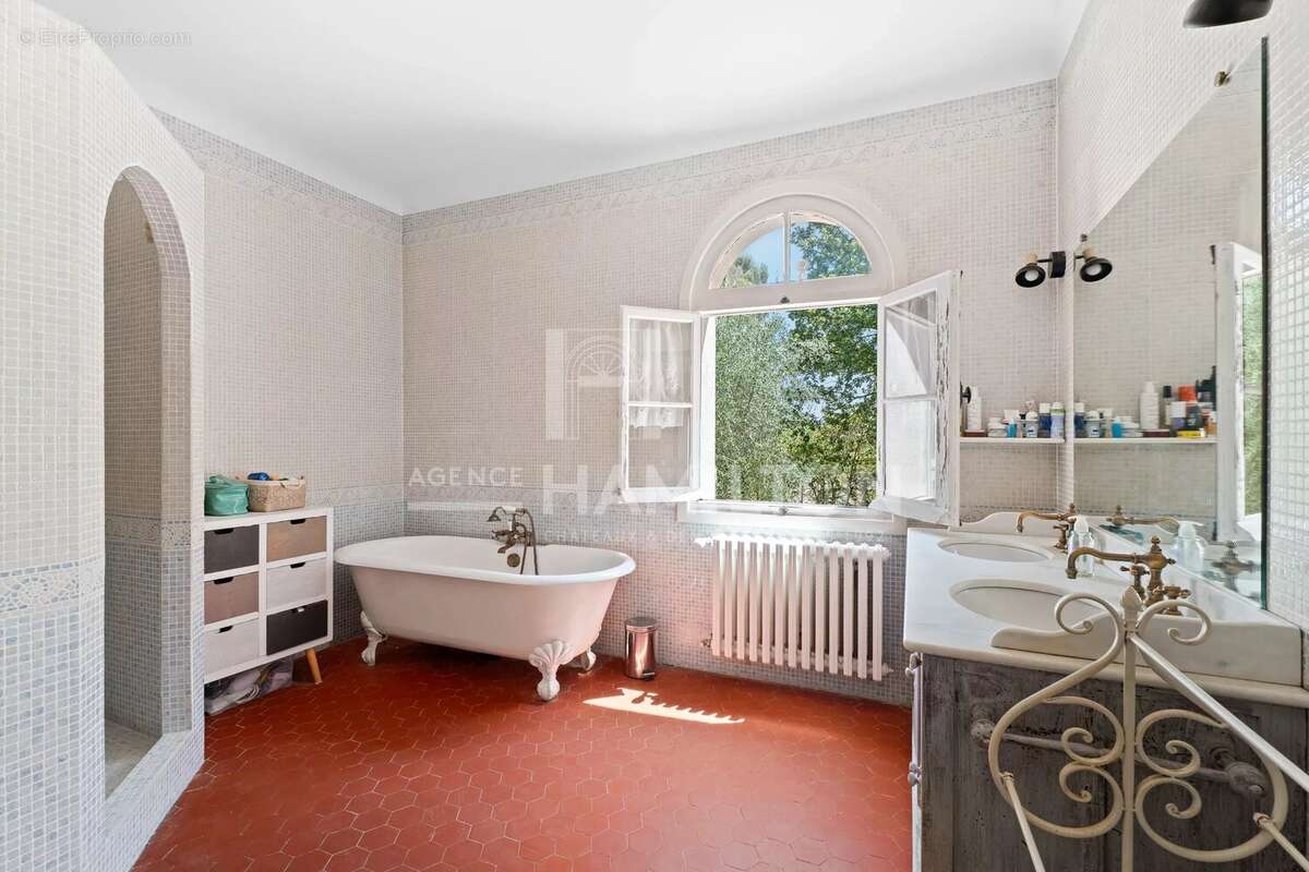 Mas Provençal d’Exception – Piscine 15 x 7 m – Parc Plat de 2 181 m² – Dépendances – Grasse - photo 9