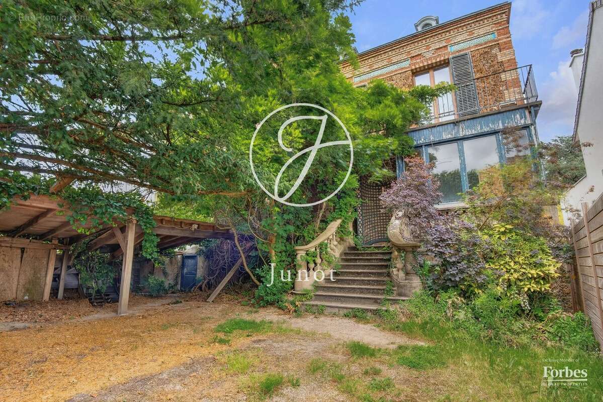 Saint-Cloud - TRIANGLE D'OR DE MONTRETOUT - Maison 425 m² - 15 pièces - Jardin de 495 m² - photo 18