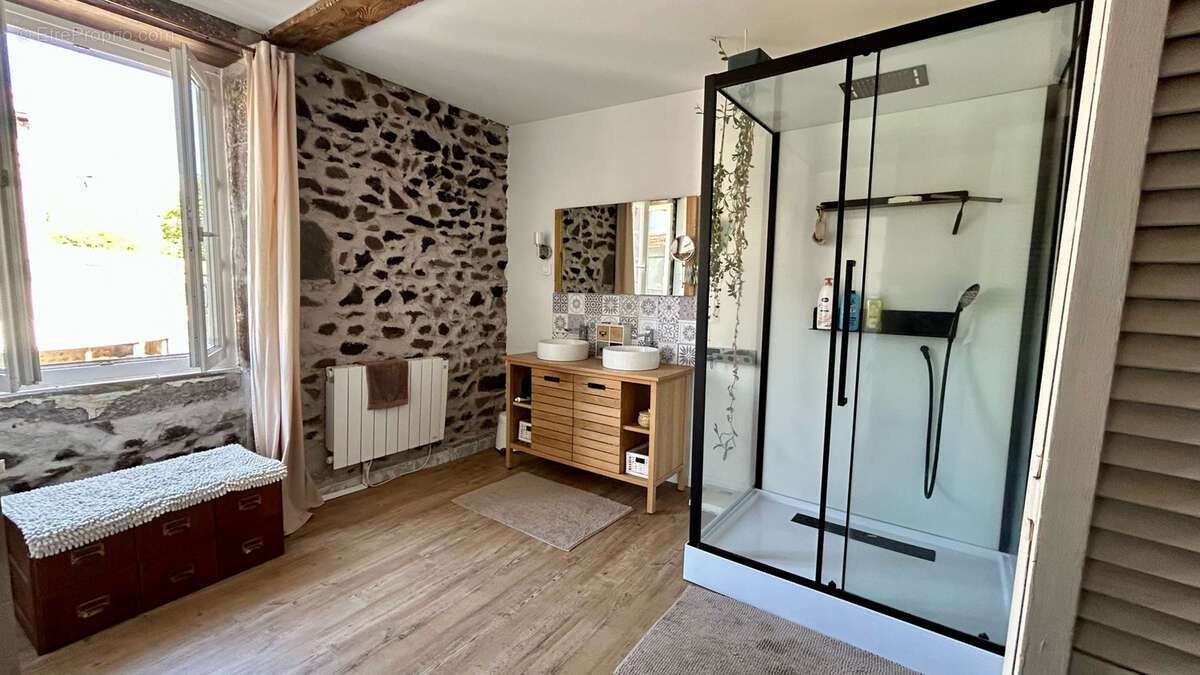 CHATEAUGAY - Maison de bourg Auvergnate de 101 m2, 3 chambres, garage, cave et parking double. - photo 6