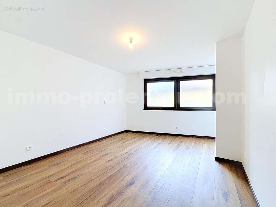Appartement_T3_Annemasse_belle_superficie_prox_frontière_Suisse_tram_Ceva_direction_GENEVE_Frontaliers_Salon_Séjour_Cuisine_Chambre_1_