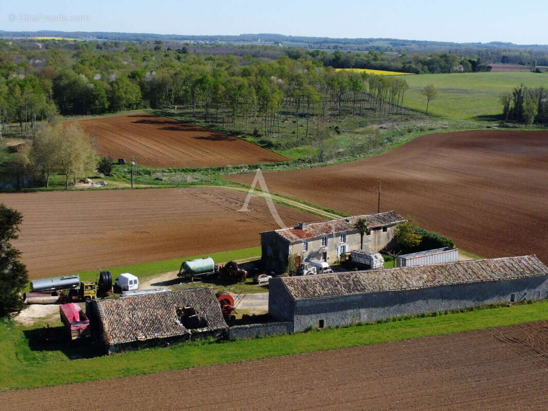 Maison à SAINT-GENIS-DE-SAINTONGE