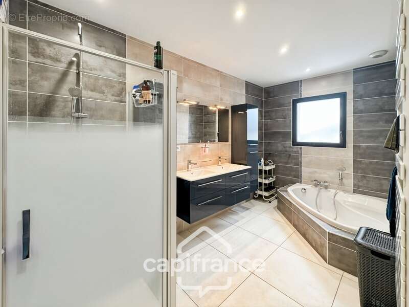 Maison à CLONAS-SUR-VAREZE