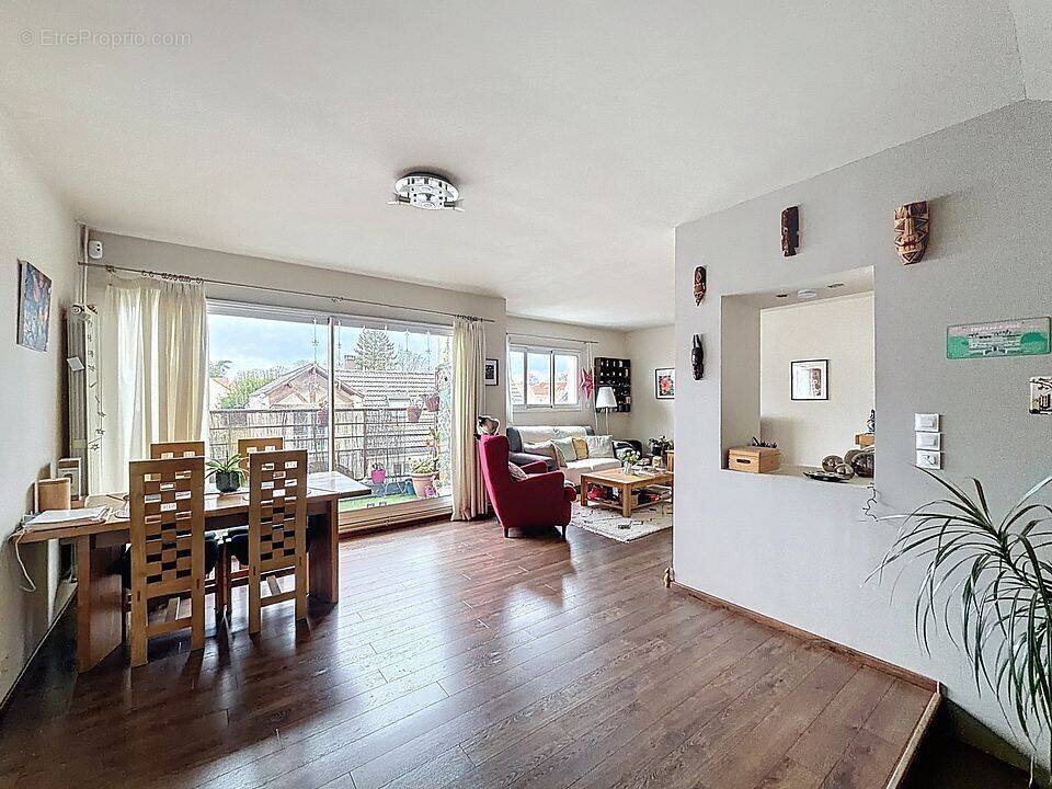 Appartement à VOISINS-LE-BRETONNEUX