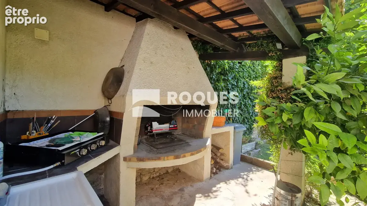 Lodève centre, maison de ville, sept pièces, 186 m2 habitables et jardin de 320 m2 - photo 8