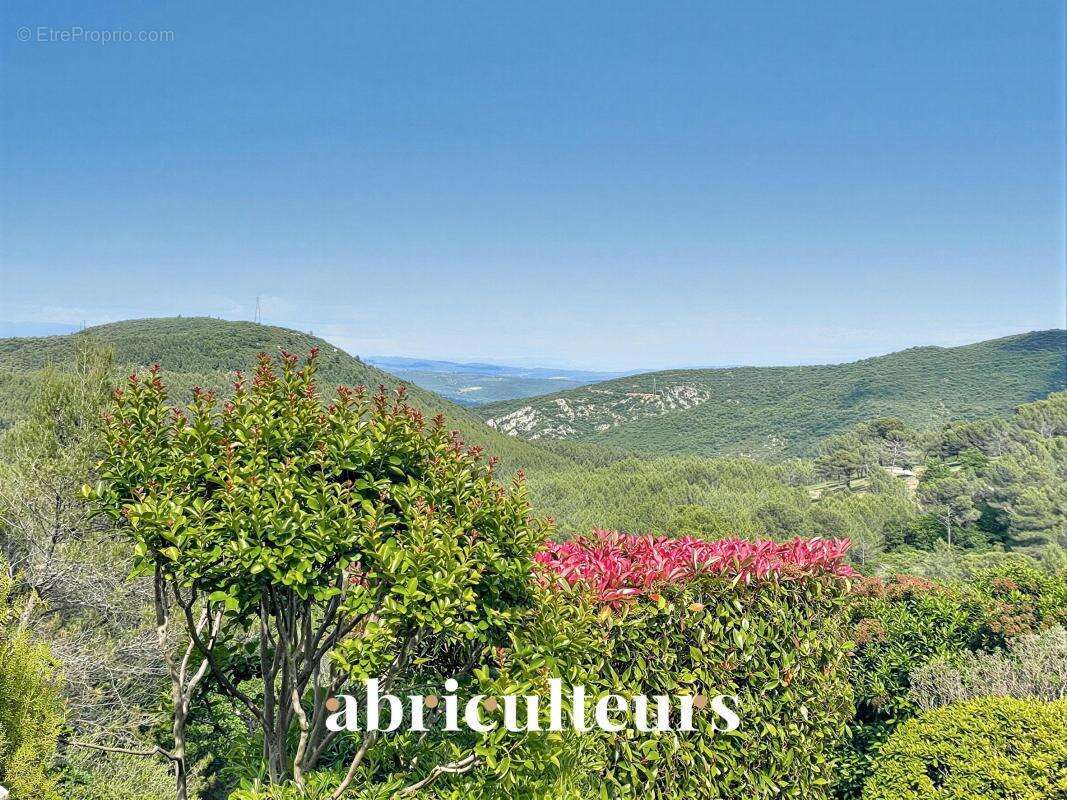 Magnifique villa de 296 m² avec piscine, sauna, spa, terrain de 1,2 ha et vue exceptionnelle à Rognes (13840) - photo 21