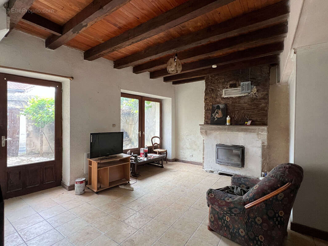 Maison à LUSSAC-LES-CHATEAUX