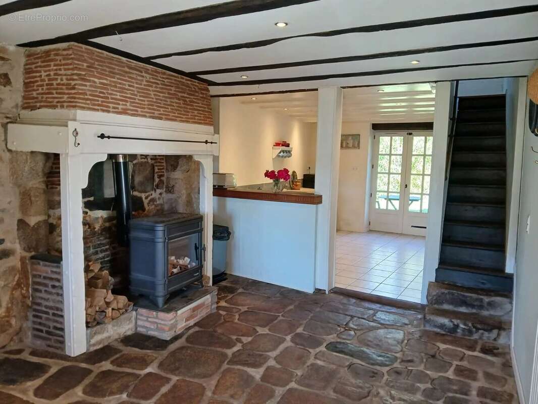 Ensemble immobilier avec granges et dépendances, avec accès à la rivière, sur 2.8 Hectares - photo 3