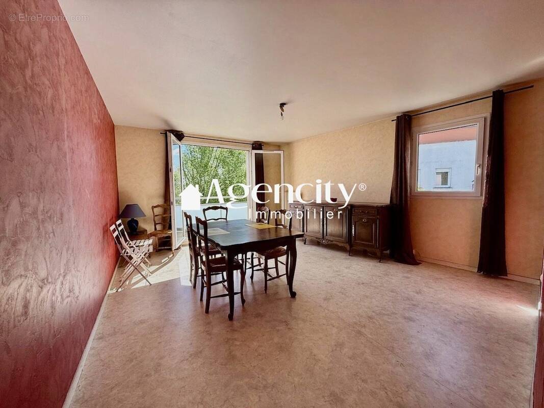 Appartement à SAINT-THIBAULT-DES-VIGNES