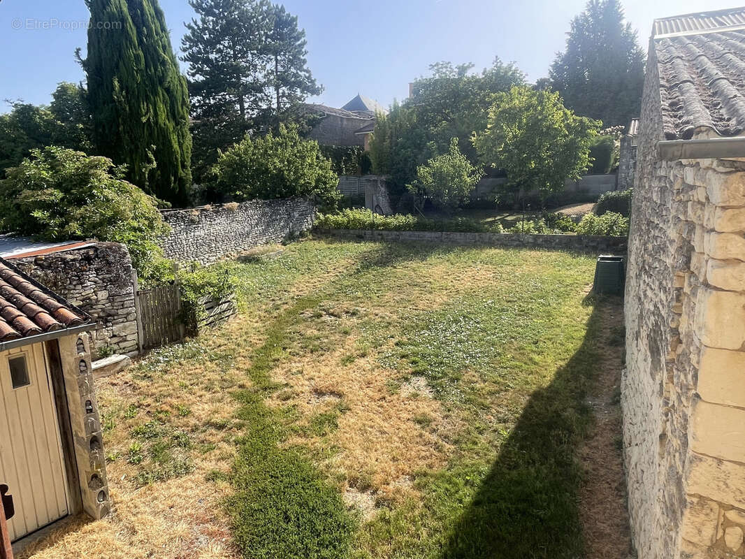 Maison en pierre avec jardin et dependances-  centre mirebeau - photo 3