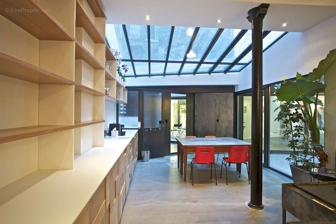 Espace cusine -salon - Appartement à PARIS-11E