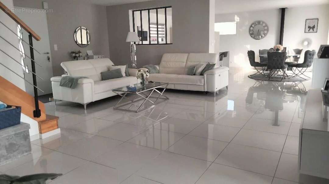 Maison 142m2, piscine , 2 mns de Neuville. - photo 2