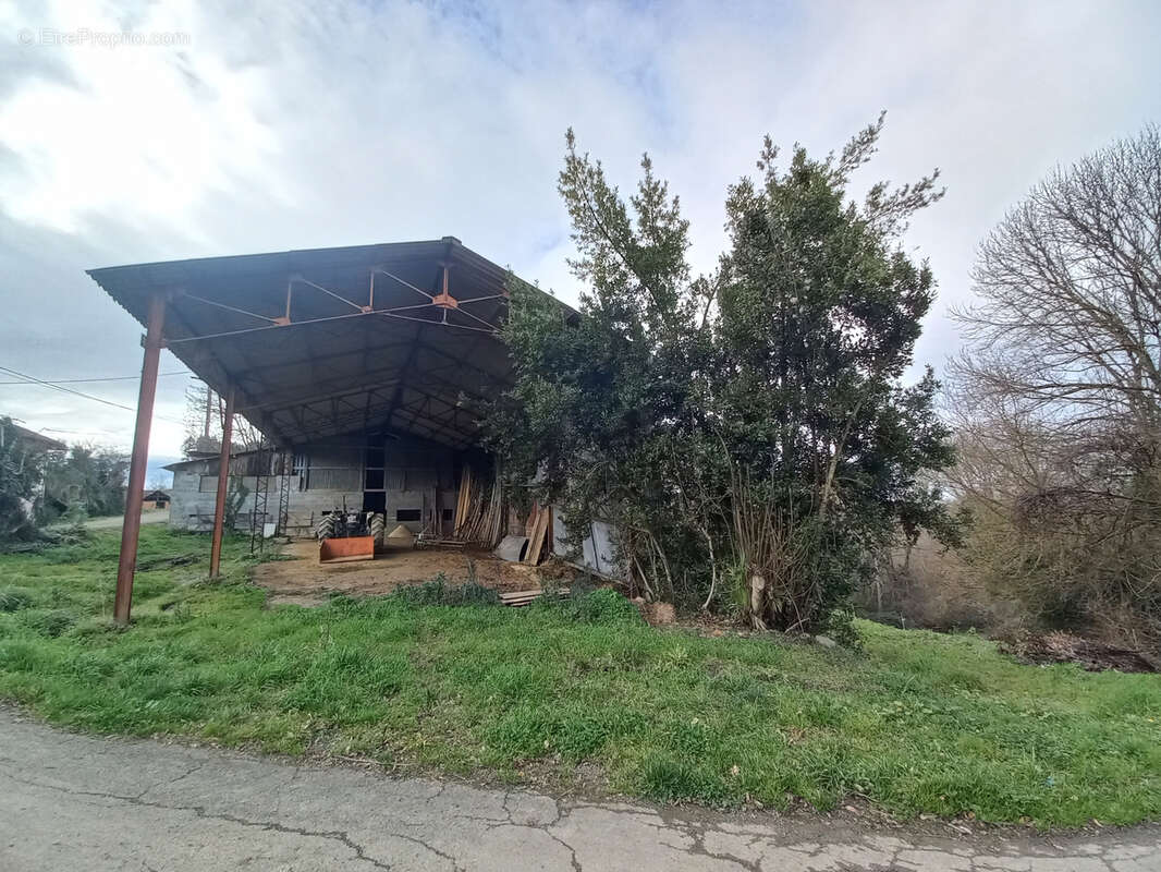 Parking à TRIE-SUR-BAISE
