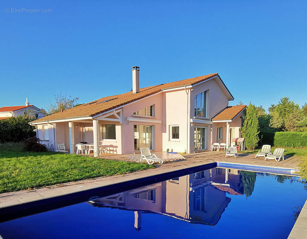 Maison à LA TOUR-EN-JAREZ
