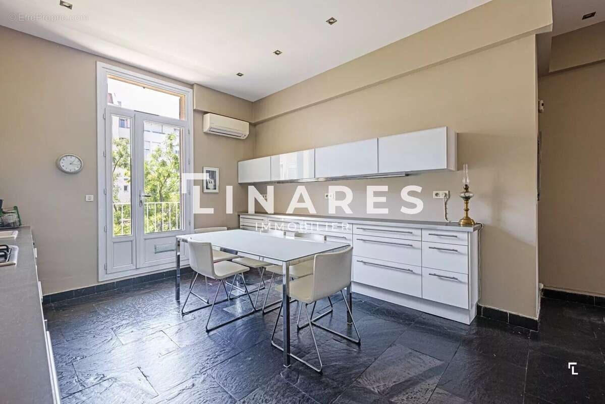 CENTRAL PARADIS - Appartement T4 de 158m2 - Balcon - Cave -  2 chambres de bonne - 13008 - photo 12