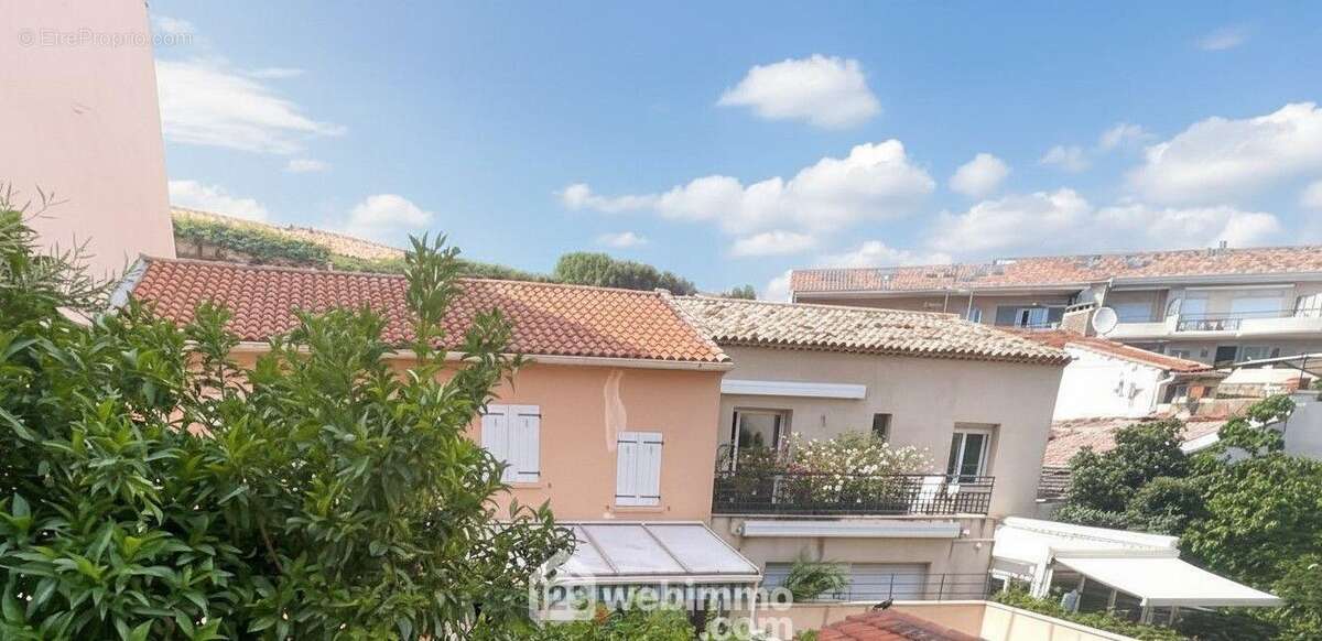 Environnement agréable en centre-ville, à proximité immédiate des commerces et commodités. - Appartement à SAINTE-MAXIME