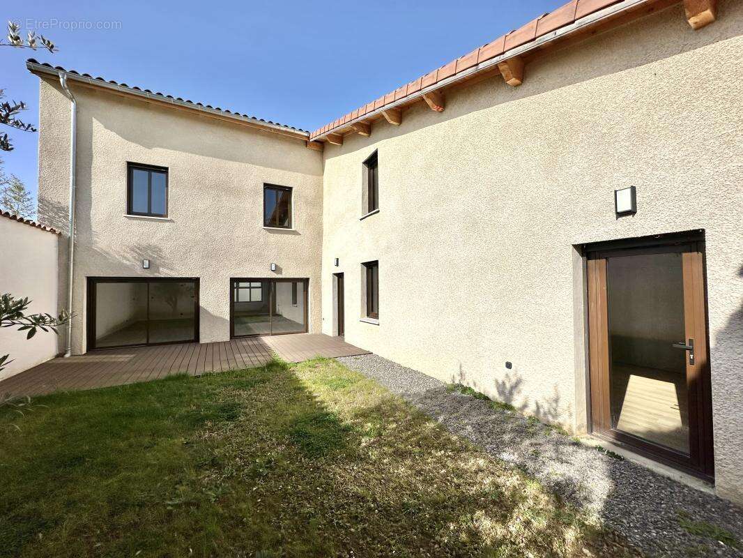 Maison à NEYRON