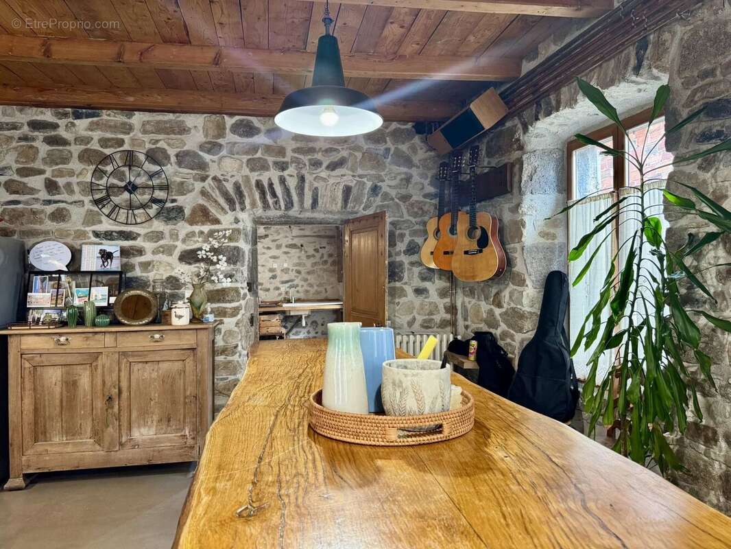 Maison à MONTAIGUT-LE-BLANC