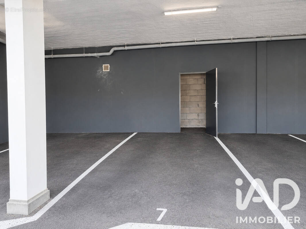 Photo 1 - Parking à SAINT-SEBASTIEN-SUR-LOIRE