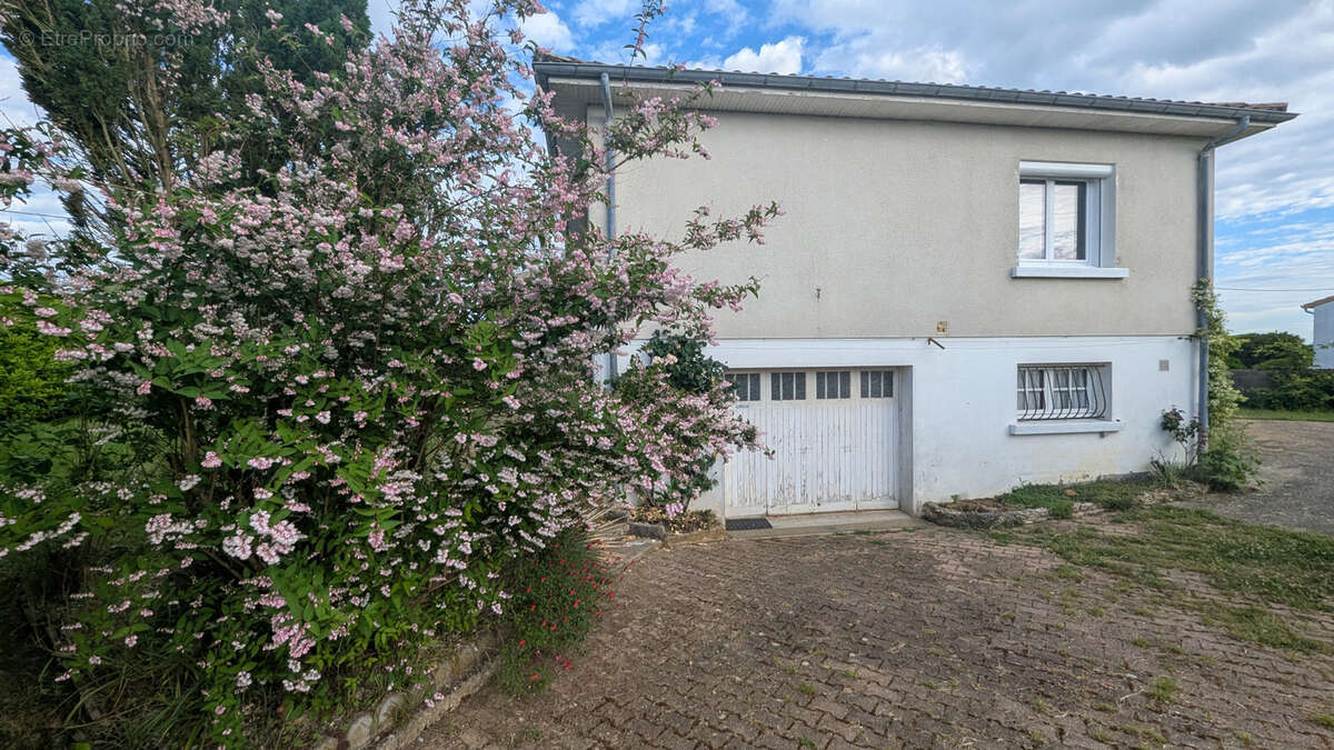 Maison à MAGNE