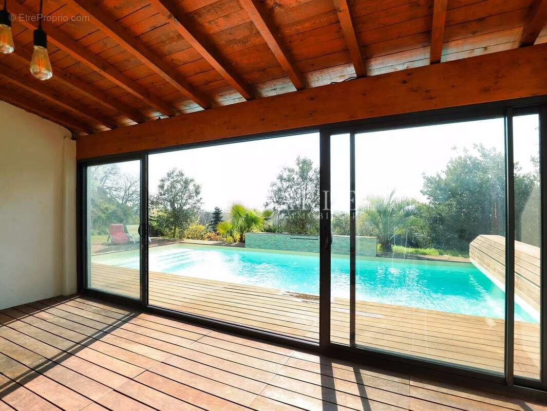 Maison à NEYRON