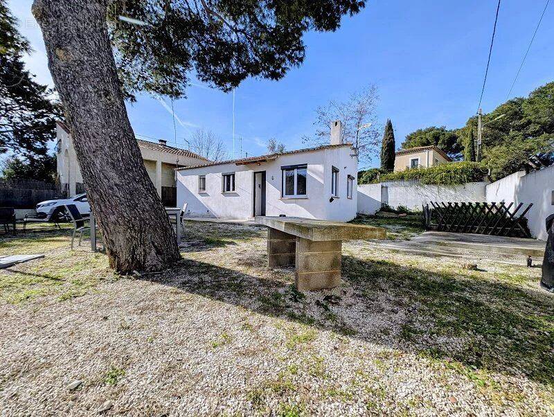 Maison à SAINT-MITRE-LES-REMPARTS