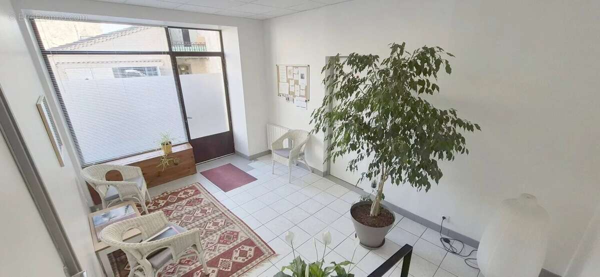 Maison en pierre à rénover avec local professionnel restauré en activité. - photo 6
