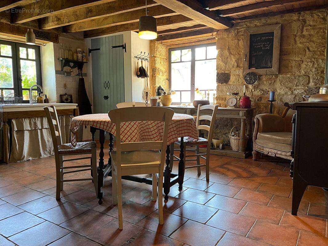 Maison authentique du XVIIIe siècle avec trois grandes granges, belle vue et terrain de 1,4 hectare - photo 4