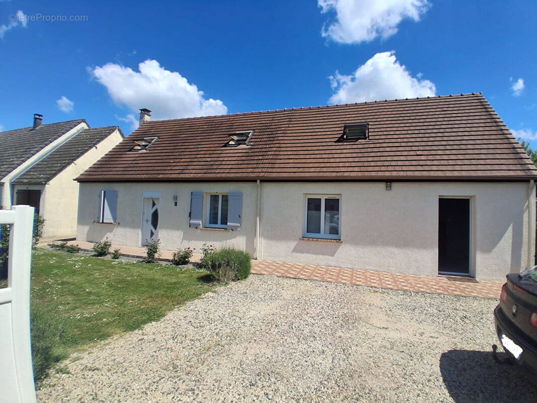 Maison à TAVAUX-ET-PONTSERICOURT