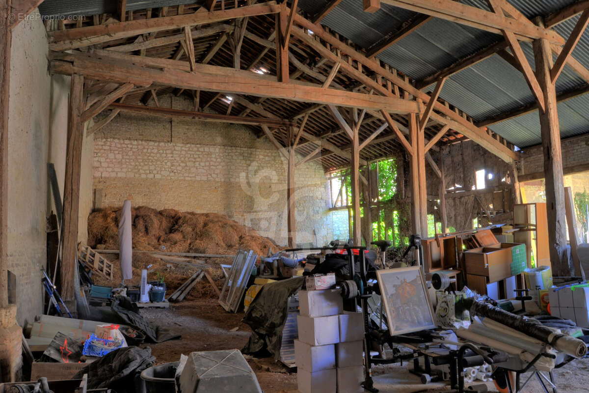 Hangar / Terrain sur parcelle de 632 m2 - photo 4