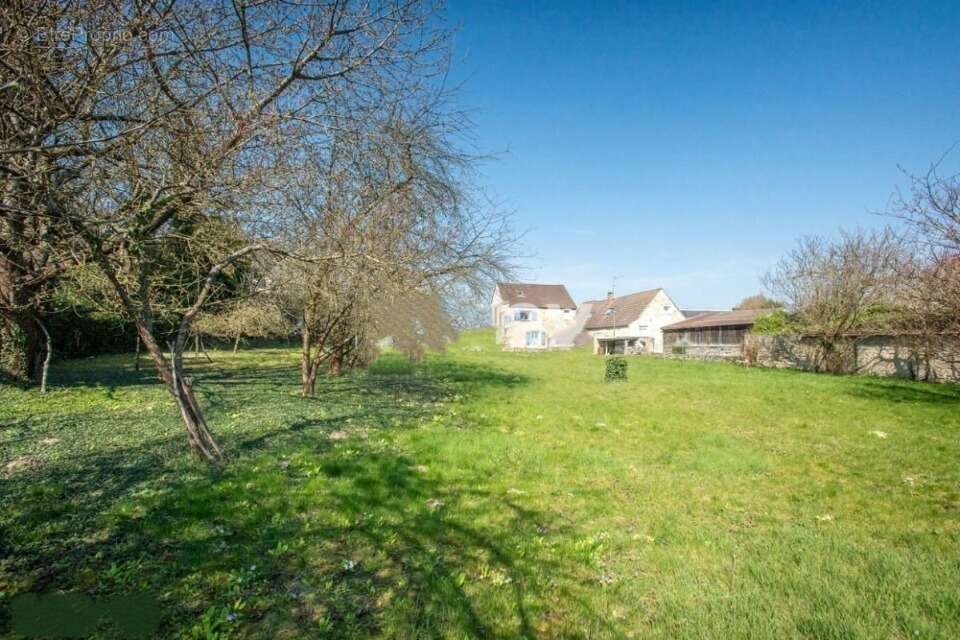 Terrain 700 m² à Jouy-Le-Moutier  - photo 3
