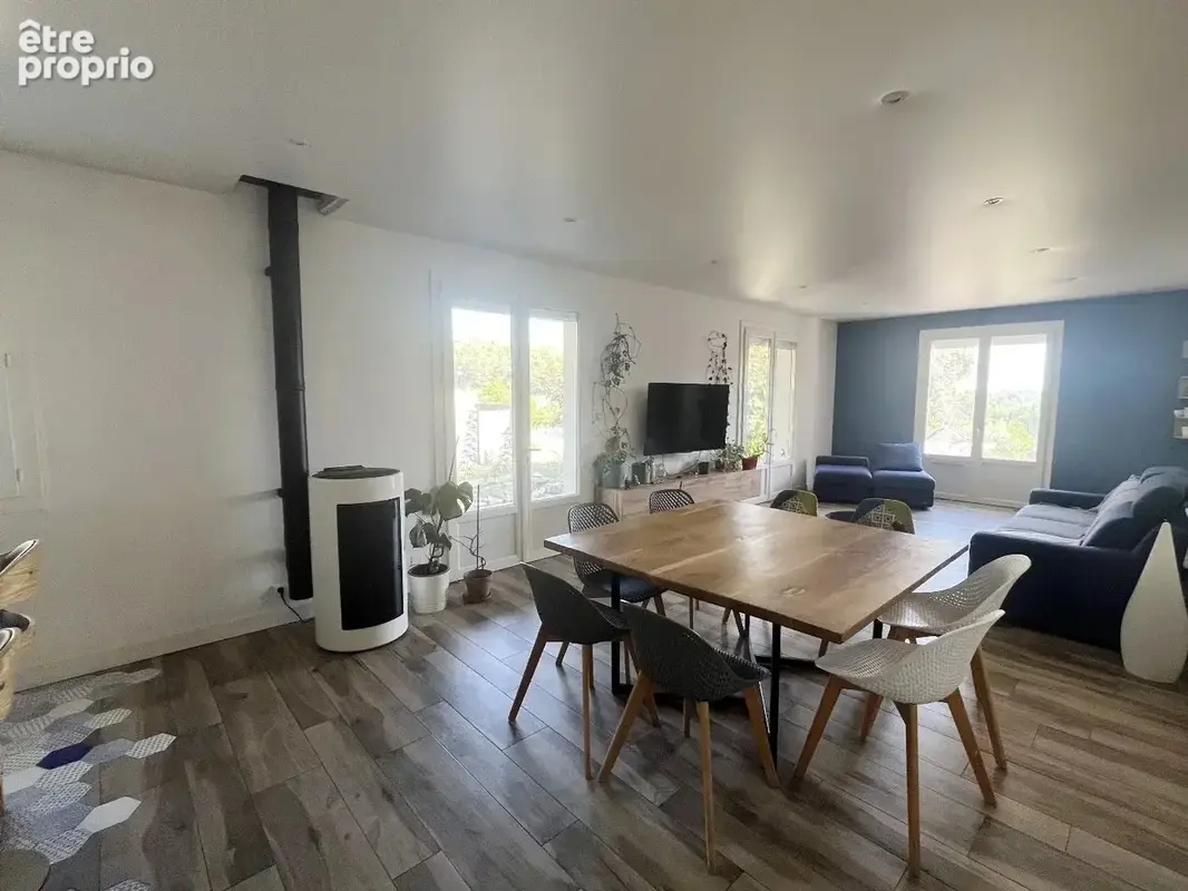 Hors lotissement, avec vue dégagée, villa plain pied, 3 chambres, 2 sanitaires, piscine, garage et dépendance - photo 3