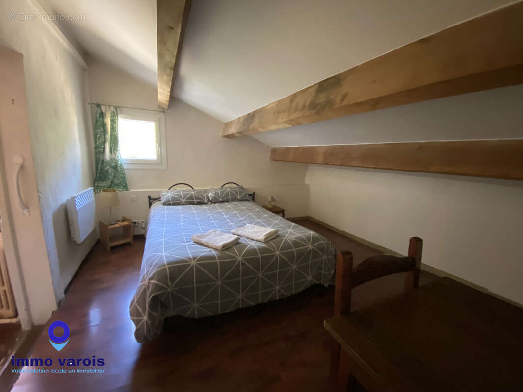 Signes :  En exclusivité : Propriété d'env.390m2 composée de plusieurs appartements sur 7000 m2 de terrain. - photo 25