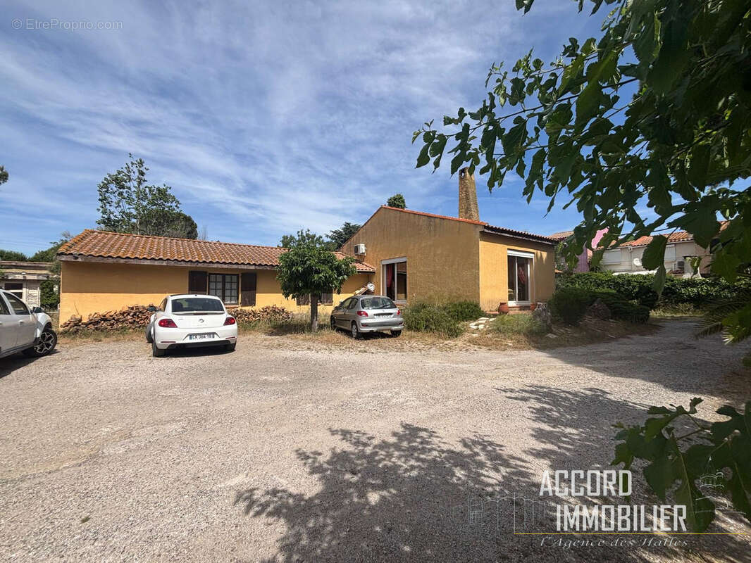 Villa de type f4 avec dependances sur un terrain de 2450m2 - photo 4